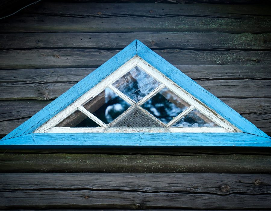 Offener Dachstuhl aus Holz während der Bauphase