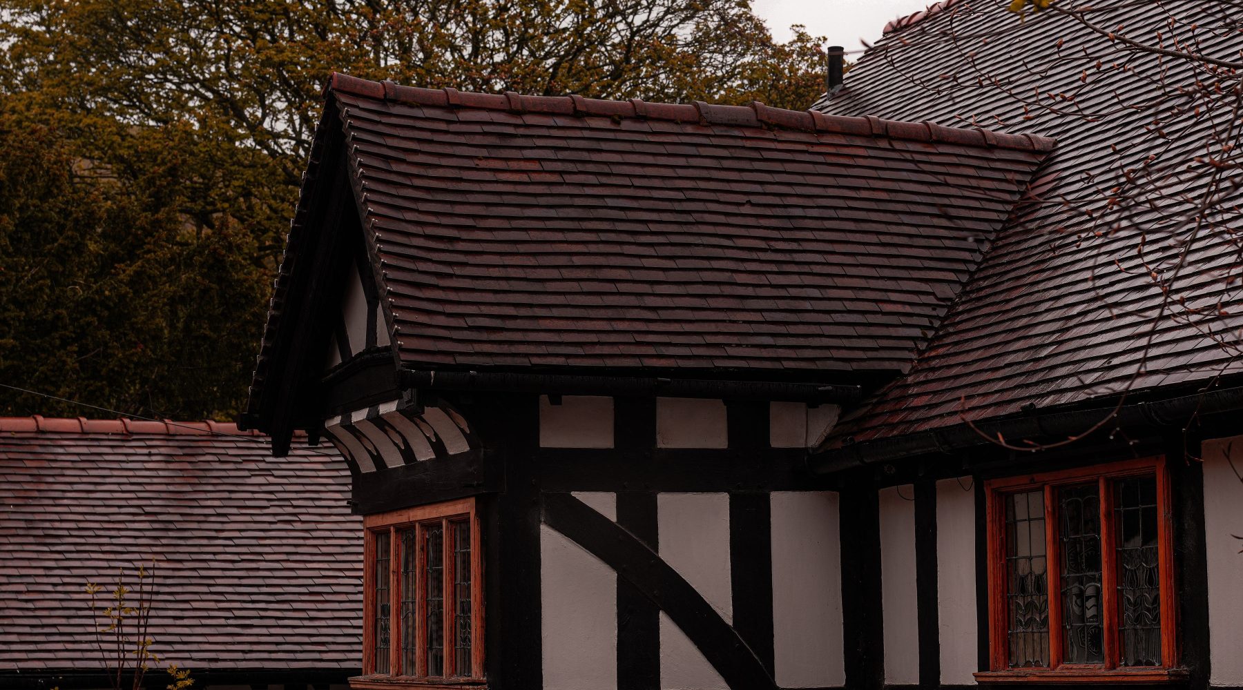Wohnhaus mit sanierter Dachfläche und Gaube